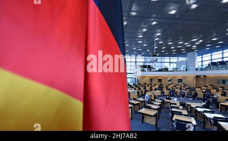 Erfurt, Deutschland. 27th Januar 2022. Der Thüringer landtag und die Landesregierung gedenken mit einer Gedenkstunde im Thüringer landtag der Opfer des Nationalsozialismus. Anlass ist der 77th. Jahrestag der Befreiung des Nazi-Todeslagers Auschwitz durch sowjetische Truppen am 27. Januar 1945. Quelle: Martin Schutt/dpa-Zentralbild/dpa/Alamy Live News Stockfoto