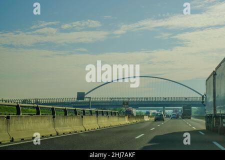 Oktober 2021 Reggio-Emilia, Italien: Brücke über die Autobahn A1 - Casello A1 Autobahn Reggio Emilia. Blick von Santiago Calatrava auf die Autostrada A1 Stockfoto