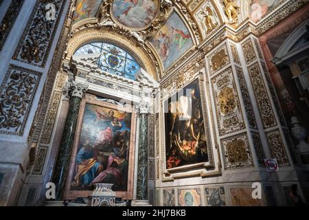 Rom. Italien. Basilica di Santa Maria del Popolo. Die Cerasi-Kapelle (La Cappella Cerasi). Die Himmelfahrt der Jungfrau von Annibale Carracci (links), 160 Stockfoto