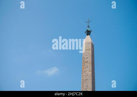 Lateran-Obelisk vor dem Hintergrund eines fliegenden Flugzeugs. Ägyptischer Obelisk in Rom Stockfoto