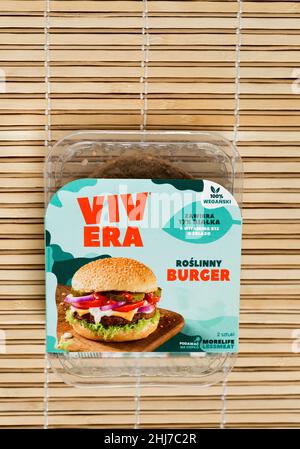 RZESZOW, PODKARPACKIE POLEN - 26. Januar 2022: Verpackung und Inhalt von Plant Vege Burger VIVERA aus Sojabohnen und Weizenprotein auf Holzboden Stockfoto