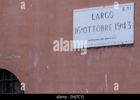 Rom, Italien. 27th Januar 2022. Gedenktafel zur Aufschichtung und Deportation der Juden Roms (Foto: Matteo Nardone/Pacific Press) Quelle: Pacific Press Media Production Corp./Alamy Live News Stockfoto