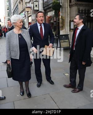 Oldie of the Year Awards bei Simpsons in the Strand.2017 Pic Shows: David Cameron - hier gesehen, wie er mit Giles Coren peinte - verlässt seine Mutter Mar Stockfoto