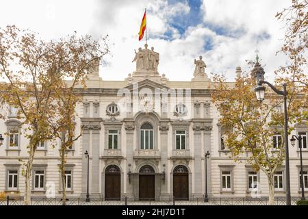 Hauptfassade des Obersten Gerichtsgebäudes in Madrid, Spanien Stockfoto