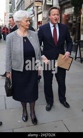 Oldie of the Year Awards bei Simpsons in the Strand.2017 Pic Shows: David Cameron - hier gesehen, wie er mit Giles Coren peinte - verlässt seine Mutter Mar Stockfoto