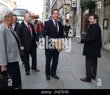 Oldie of the Year Awards bei Simpsons in the Strand.2017 Pic Shows: David Cameron - hier gesehen, wie er mit Giles Coren peinte - verlässt seine Mutter Mar Stockfoto