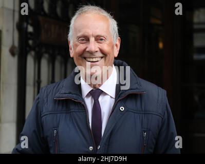 Oldie of the Year Awards bei Simpsons in the Strand.2017 Pic Shows: Gyles Brandreth Pic von Gavin Rodgers/Pixel 8000 Ltd Stockfoto