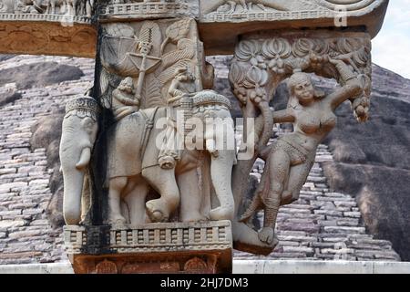 Stupa Nr. 1, North Gateway, Yaksini und Elefanten Detail Nahaufnahme. Weltkulturerbe, Sanchi, Madhya Pradesh, Indien Stockfoto