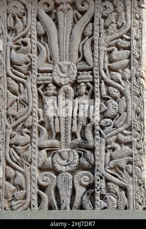 Stupa Nr. 1, Nordtor, rechte Säule, außen: Dekoration und männliche Figuren. Weltkulturerbe, Sanchi, Madhya Pradesh, Indien Stockfoto