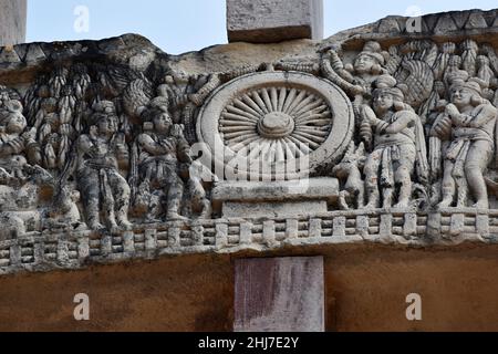 Stupa No 1, West Gateway, Middle Architrave, Front View, zeigt die erste Predigt Buddhas im Deer Park in Sarnath. Weltkulturerbe, Sa Stockfoto