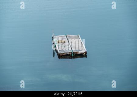 Treibendes Boot im Meer Stockfoto