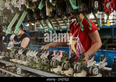 Kleine Seidenfabrik um Da Lat in Vietnam. Stockfoto