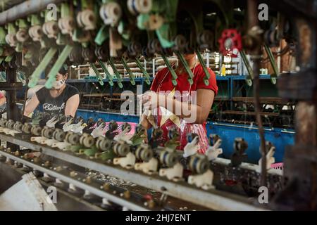 Kleine Seidenfabrik um Da Lat in Vietnam. Stockfoto