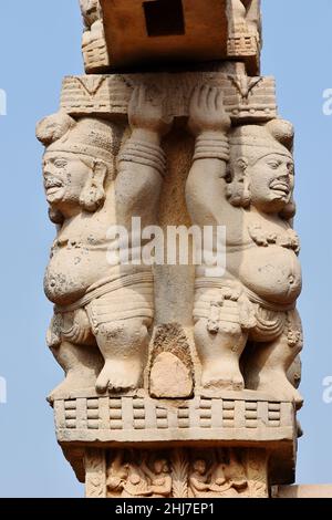 Stupa No 1, West Gateway, Säulen-Kapitelle mit Zwergen, die Säulen halten. Weltkulturerbe, Sanchi, Madhya Pradesh, Indien Stockfoto