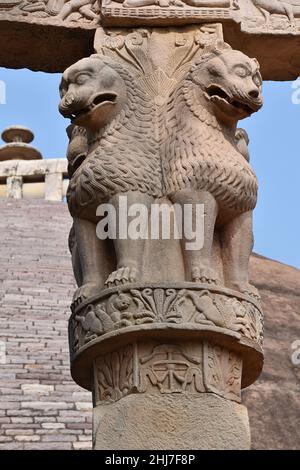 Stupa Nr. 1, South Gateway, Beide Säulen. Vier Löwen auf den Säulen-Kapitellen. Weltkulturerbe, Sanchi, Madhya Pradesh, Indien Stockfoto