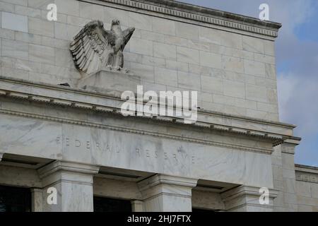 Washington, USA. 25th Januar 2022. Das am 25. Januar 2022 aufgenommene Foto zeigt die US Federal Reserve in Washington, DC, USA. Kredit: Ting Shen/Xinhua/Alamy Live Nachrichten Stockfoto