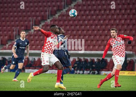 Kopfzeilenduell zwischen Christopher ANTWI-ADJEI (BO, 2nd von rechts) und Moussa NIAKHATE (MZ, 2nd von rechts), beobachtet von Stefan BELL (MZ, r.) und Sebastian POLTER (BO, links); Action, Spielszene; Fußball-Bundesliga, Spieltag 19th, FSV FSV FSV Mainz 05 (MZ) - VfL Bochum (BO) 1: 0, am 15th. Januar 2022 in Mainz. Stockfoto