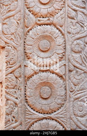 Stupa Nr. 1, Nordtor, rechte Säule, Außenverkleidung: Blumenschmuck. Weltkulturerbe, Sanchi, Madhya Pradesh, Indien Stockfoto