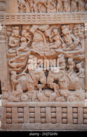 Stupa Nr. 1, Nordtor, Rechte Säule, Frontplatte 5: Tafel zeigt einige Erholungsaktivitäten im Dorf. Die Große Stupa, Weltkulturerbe Stockfoto