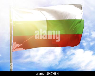 Fahnenmast mit Flagge Bulgariens Stockfoto