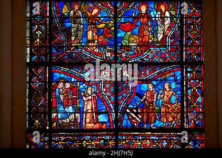 Mittelalterliches Buntglasfenster der gotischen Kathedrale von Chartres, Frankreich - gewidmet St. Margret und St. Catherine. Linke untere Verkleidung - Margaret of Stockfoto