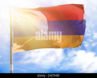 Fahnenmast mit Flagge Armeniens Stockfoto