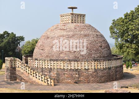 Gesamtansicht der Stupa Nr. 3, gekrönt von einem einzigen Schirm. Weltkulturerbe, Sanchi, Madhya Pradesh, Indien. Stockfoto