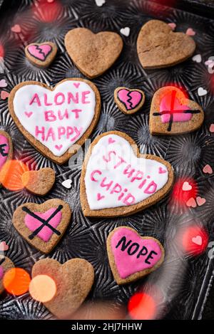 Anti-Valentinstag-Konzept. Cookies allein, aber glücklich. Stockfoto