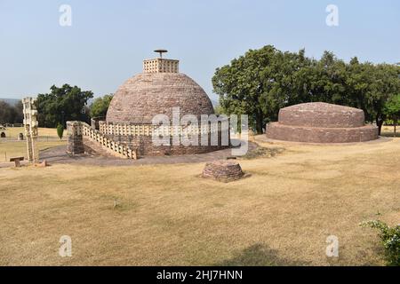 Gesamtansicht der Stupa Nr. 3, gekrönt von einem einzigen Schirm. Weltkulturerbe, Sanchi, Madhya Pradesh, Indien. Stockfoto