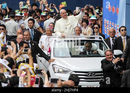 15. Aug 2014 - Deajeon, Südkorea : Papst Franziskus nimmt am Himmelfahrt-Tag Teil und wird im Stadion in Deajeon eine Messe feiern. Papst Franziskus warnte vor dem „Krebs“ der Verzweiflung, der nach außen reichende Gesellschaften heimsucht, und forderte die südkoreanischen Katholiken auf, „unmenschliche Wirtschaftsmodelle“ bei einer Messe für 45.000 Menschen am Freitag auf der ersten Papstreise nach Asien seit 15 Jahren abzulehnen. Stockfoto