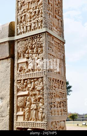 Stupa Nr. 1, Nordtor, rechte Säule, Innenwand 3: Das Wunder von Kapilvastu. Panel 2: Geschenk des Affen. Die Große Stupa, Welterbe Sit Stockfoto