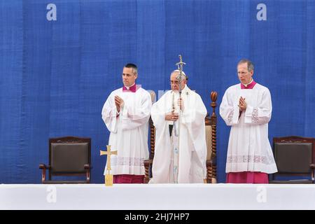 15. Aug 2014 - Deajeon, Südkorea : Papst Franziskus nimmt am Himmelfahrt-Tag Teil und wird im Stadion in Deajeon eine Messe feiern. Papst Franziskus warnte vor dem „Krebs“ der Verzweiflung, der nach außen reichende Gesellschaften heimsucht, und forderte die südkoreanischen Katholiken auf, „unmenschliche Wirtschaftsmodelle“ bei einer Messe für 45.000 Menschen am Freitag auf der ersten Papstreise nach Asien seit 15 Jahren abzulehnen. Stockfoto