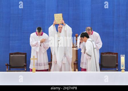 15. Aug 2014 - Deajeon, Südkorea : Papst Franziskus nimmt am Himmelfahrt-Tag Teil und wird im Stadion in Deajeon eine Messe feiern. Papst Franziskus warnte vor dem „Krebs“ der Verzweiflung, der nach außen reichende Gesellschaften heimsucht, und forderte die südkoreanischen Katholiken auf, „unmenschliche Wirtschaftsmodelle“ bei einer Messe für 45.000 Menschen am Freitag auf der ersten Papstreise nach Asien seit 15 Jahren abzulehnen. Stockfoto