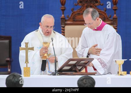 15. Aug 2014 - Deajeon, Südkorea : Papst Franziskus nimmt am Himmelfahrt-Tag Teil und wird im Stadion in Deajeon eine Messe feiern. Papst Franziskus warnte vor dem „Krebs“ der Verzweiflung, der nach außen reichende Gesellschaften heimsucht, und forderte die südkoreanischen Katholiken auf, „unmenschliche Wirtschaftsmodelle“ bei einer Messe für 45.000 Menschen am Freitag auf der ersten Papstreise nach Asien seit 15 Jahren abzulehnen. Stockfoto