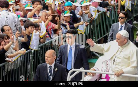 15. Aug 2014 - Deajeon, Südkorea : Papst Franziskus nimmt am Himmelfahrt-Tag Teil und wird im Stadion in Deajeon eine Messe feiern. Papst Franziskus warnte vor dem „Krebs“ der Verzweiflung, der nach außen reichende Gesellschaften heimsucht, und forderte die südkoreanischen Katholiken auf, „unmenschliche Wirtschaftsmodelle“ bei einer Messe für 45.000 Menschen am Freitag auf der ersten Papstreise nach Asien seit 15 Jahren abzulehnen. Stockfoto