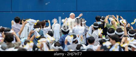 15. Aug 2014 - Deajeon, Südkorea : Papst Franziskus nimmt am Himmelfahrt-Tag Teil und wird im Stadion in Deajeon eine Messe feiern. Papst Franziskus warnte vor dem „Krebs“ der Verzweiflung, der nach außen reichende Gesellschaften heimsucht, und forderte die südkoreanischen Katholiken auf, „unmenschliche Wirtschaftsmodelle“ bei einer Messe für 45.000 Menschen am Freitag auf der ersten Papstreise nach Asien seit 15 Jahren abzulehnen. Stockfoto