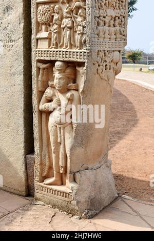 Stupa Nr. 1, Nord-Gateway, rechte Säule, Innenseite Frontplatte 4: Dwarapala oder Wächter in Dhoti und schweren Ohrringen gekleidet. Die Große Stupa, Weltkulturerbe Stockfoto