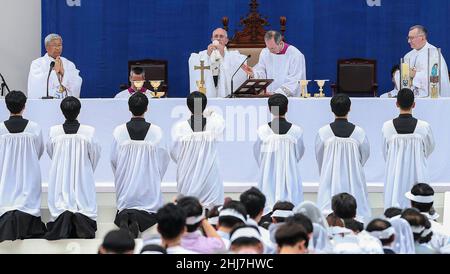 15. Aug 2014 - Deajeon, Südkorea : Papst Franziskus nimmt am Himmelfahrt-Tag Teil und wird im Stadion in Deajeon eine Messe feiern. Papst Franziskus warnte vor dem „Krebs“ der Verzweiflung, der nach außen reichende Gesellschaften heimsucht, und forderte die südkoreanischen Katholiken auf, „unmenschliche Wirtschaftsmodelle“ bei einer Messe für 45.000 Menschen am Freitag auf der ersten Papstreise nach Asien seit 15 Jahren abzulehnen. Stockfoto