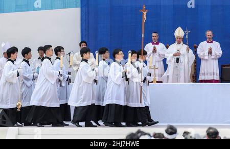 15. Aug 2014 - Deajeon, Südkorea : Papst Franziskus nimmt am Himmelfahrt-Tag Teil und wird im Stadion in Deajeon eine Messe feiern. Papst Franziskus warnte vor dem „Krebs“ der Verzweiflung, der nach außen reichende Gesellschaften heimsucht, und forderte die südkoreanischen Katholiken auf, „unmenschliche Wirtschaftsmodelle“ bei einer Messe für 45.000 Menschen am Freitag auf der ersten Papstreise nach Asien seit 15 Jahren abzulehnen. Stockfoto