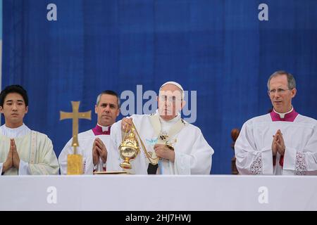 15. Aug 2014 - Deajeon, Südkorea : Papst Franziskus nimmt am Himmelfahrt-Tag Teil und wird im Stadion in Deajeon eine Messe feiern. Papst Franziskus warnte vor dem „Krebs“ der Verzweiflung, der nach außen reichende Gesellschaften heimsucht, und forderte die südkoreanischen Katholiken auf, „unmenschliche Wirtschaftsmodelle“ bei einer Messe für 45.000 Menschen am Freitag auf der ersten Papstreise nach Asien seit 15 Jahren abzulehnen. Stockfoto