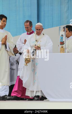 15. Aug 2014 - Deajeon, Südkorea : Papst Franziskus nimmt am Himmelfahrt-Tag Teil und wird im Stadion in Deajeon eine Messe feiern. Papst Franziskus warnte vor dem „Krebs“ der Verzweiflung, der nach außen reichende Gesellschaften heimsucht, und forderte die südkoreanischen Katholiken auf, „unmenschliche Wirtschaftsmodelle“ bei einer Messe für 45.000 Menschen am Freitag auf der ersten Papstreise nach Asien seit 15 Jahren abzulehnen. Stockfoto