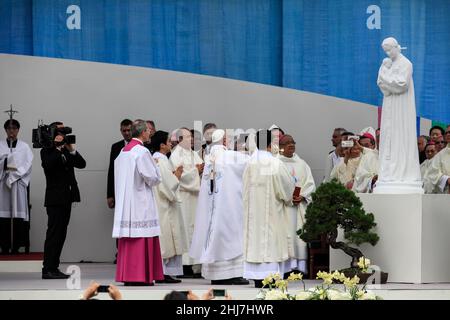 15. Aug 2014 - Deajeon, Südkorea : Papst Franziskus nimmt am Himmelfahrt-Tag Teil und wird im Stadion in Deajeon eine Messe feiern. Papst Franziskus warnte vor dem „Krebs“ der Verzweiflung, der nach außen reichende Gesellschaften heimsucht, und forderte die südkoreanischen Katholiken auf, „unmenschliche Wirtschaftsmodelle“ bei einer Messe für 45.000 Menschen am Freitag auf der ersten Papstreise nach Asien seit 15 Jahren abzulehnen. Stockfoto