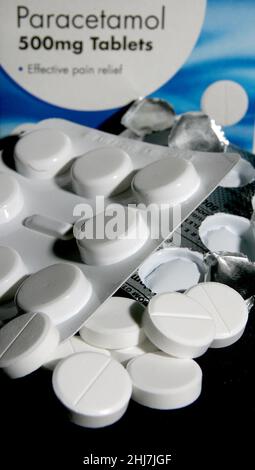 Aktenfoto vom 16/11/2006 von Paracetamol-Tabletten. Die Käufer haben es schwer, Paracetamol aus vielen Supermärkten zu bekommen, während die Bierregale überfüllt sind, da die Auswirkungen von Omicron weiterhin in der britischen Wirtschaft spürbar sind. Ausgabedatum: Donnerstag, 27. Januar 2022. Stockfoto