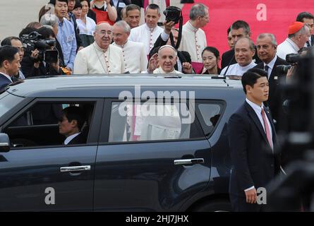 14. Aug 2014 - Seoul, Südkorea : Papst Franziskus kommt am Donnerstag zum ersten Papstbesuch in der asiatischen Nation in Südkorea am Flughafen von Seoul an, tritt aus dem Flugzeug auf einen roten Teppich und begrüßt Präsident Park Geun-hye. Stockfoto