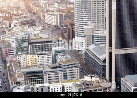 Finanzviertel Frankfurt am Main. Panoramablick auf die Skyline der Stadt mit Wolkenkratzern Stockfoto