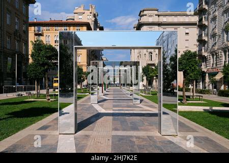 Skulpturbögen des französischen Künstlers Daniel Buren auf der Piazza Giuseppe Verdi in La Spezia. Stockfoto