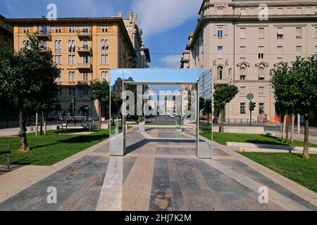 Skulpturbögen des französischen Künstlers Daniel Buren auf der Piazza Giuseppe Verdi in La Spezia. Stockfoto