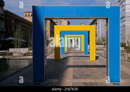 Skulpturbögen des französischen Künstlers Daniel Buren auf der Piazza Giuseppe Verdi in La Spezia. Stockfoto