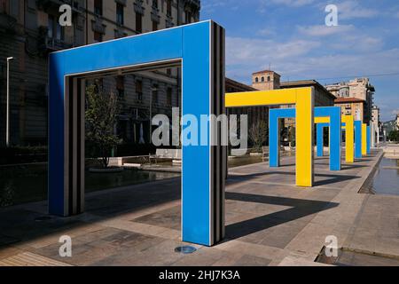 Skulpturbögen des französischen Künstlers Daniel Buren auf der Piazza Giuseppe Verdi in La Spezia. Stockfoto