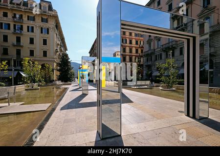 Skulpturbögen des französischen Künstlers Daniel Buren auf der Piazza Giuseppe Verdi in La Spezia. Stockfoto